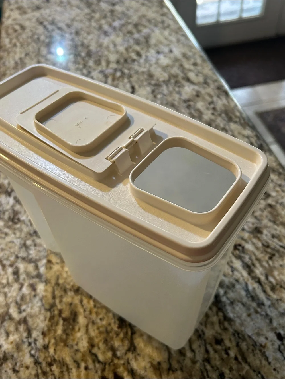Rubbermaid 13 Cups Translucent Food Storage Container with Beige Lid